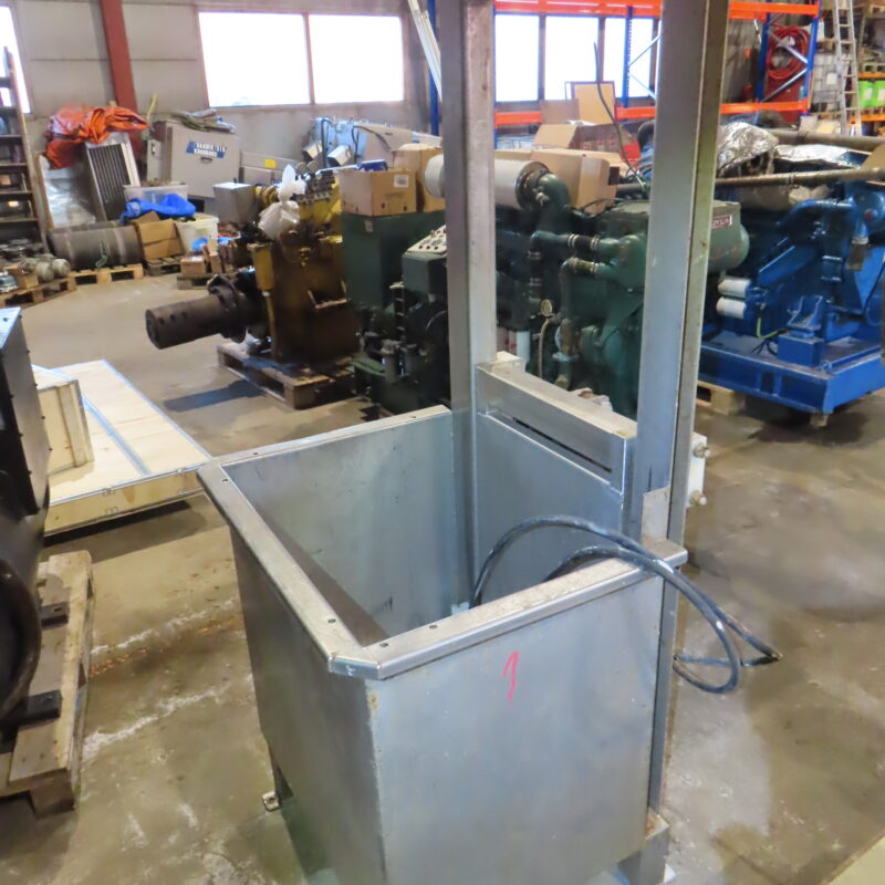 01. Rustfritt inv mål 80x61x80 cm hydraulisk